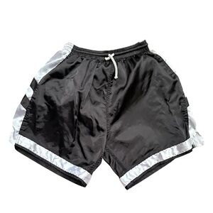 Black & white vintage 90s sportswear shorts Size M